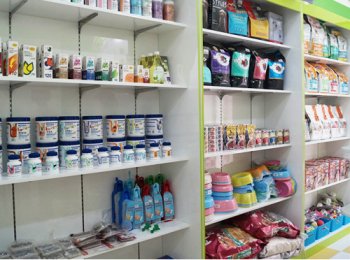 圣宠上海长宁区长宁路宠物店产品展示区