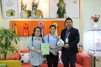 西安代女士成功签约圣宠宠物连锁店