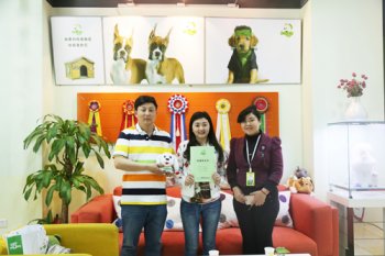 江苏盐城邓女士吴先生签约圣宠宠物连锁店