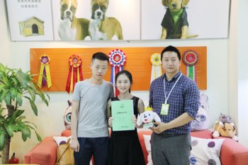 重庆向女士成功签约圣宠宠物连锁店