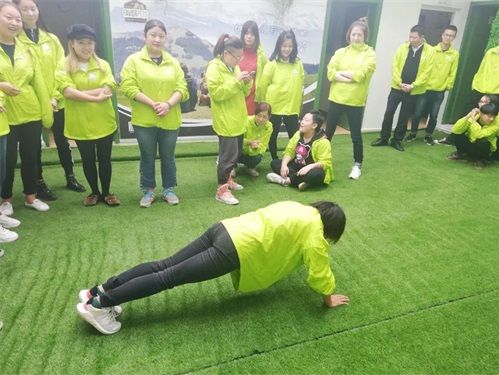 快来看！成都分校开课第1天，走进准美容师们的第一课！