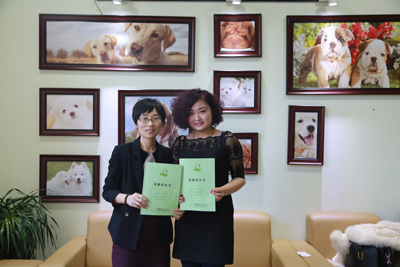 呼和浩特马女士成功签约加盟圣宠宠物连锁