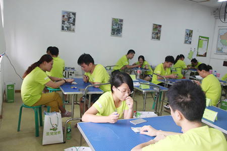 学员们都在认真的进行响片训练实操练习