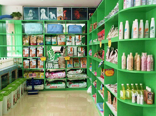 圣宠桂林世纪新城宠物店产品展示区