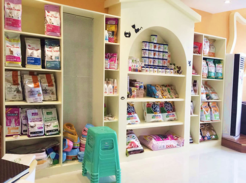 圣宠贵阳中天会展城宠物店产品展示区