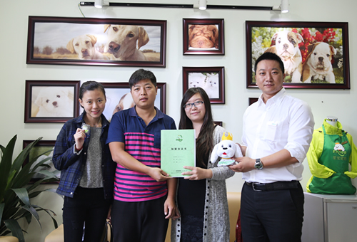 银川鲁女士成功签约圣宠宠物连锁店