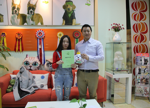 四川张女士成功签约圣宠宠物连锁店