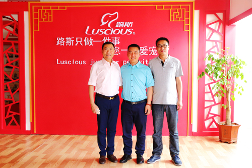 圣宠董事长阎金胜（左一）与路斯孙总（中间）及事业部经理合影