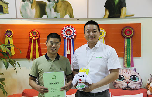 陕西李女士的爱人和董经理合影