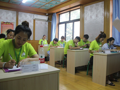 圣宠宠物加盟连锁加盟商店长班培训。